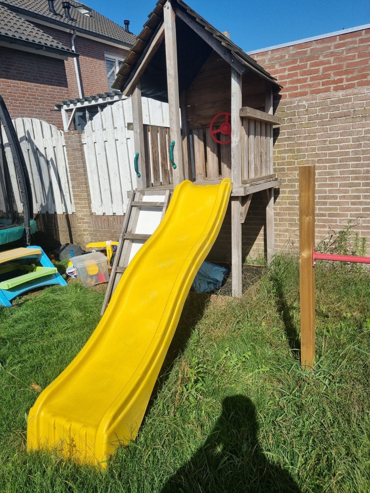 Speelhuisje met glijbaan gratis af te halen in Oudenbosch, Ophalen of Verzenden, Gebruikt, Hout