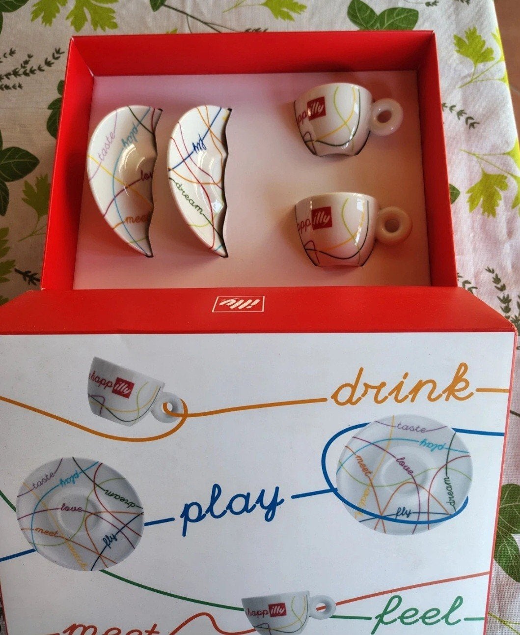 Illy espresso kopjes 'share' editie, Huis en Inrichting, Keuken | Servies, Ophalen of Verzenden, Nieuw, Overige stijlen, Kop(pen) en/of Schotel(s)
