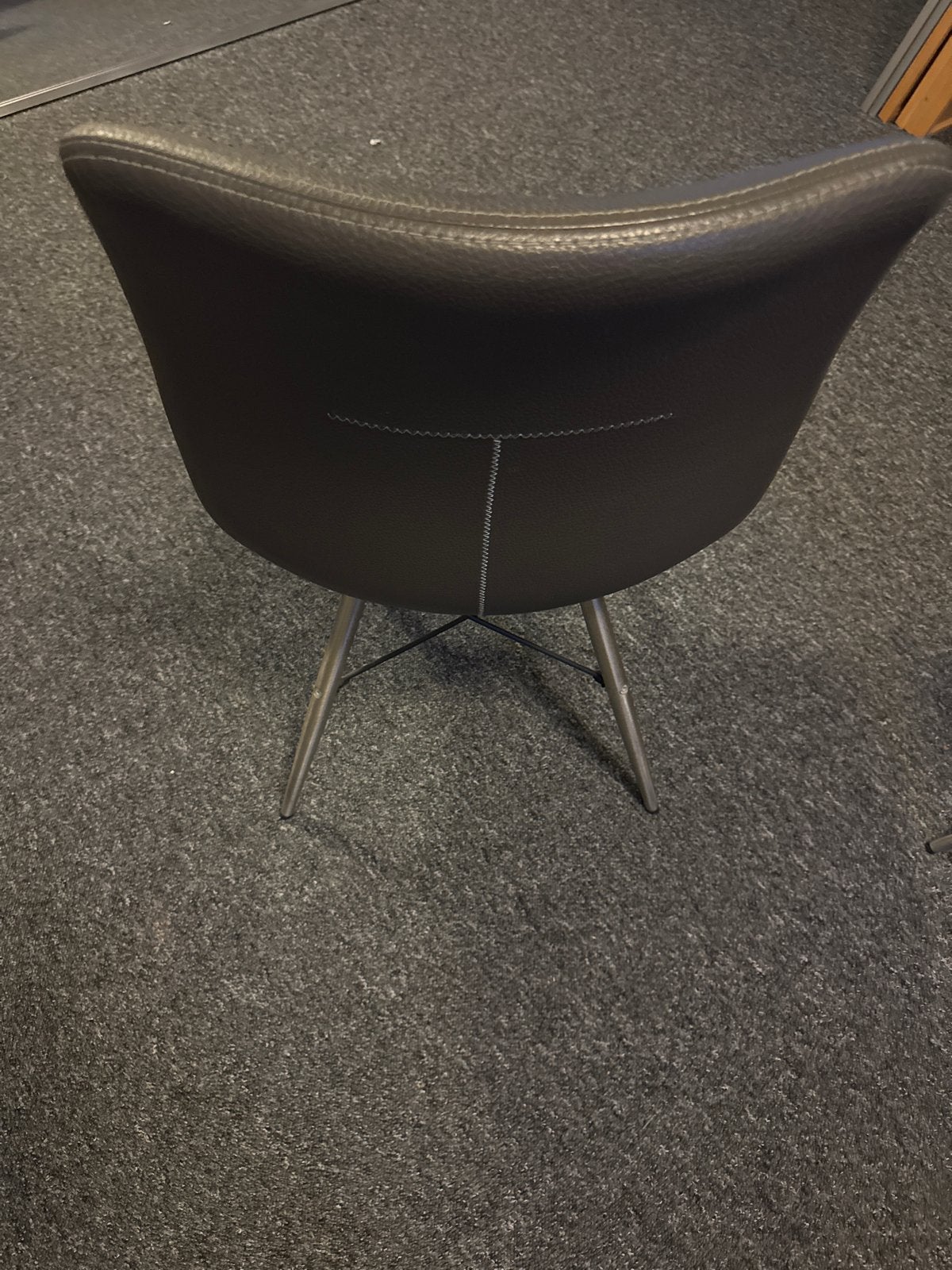 4 grijze skai leren stoelen met zilveren poten, Gebruikt, Leer, Ophalen of Verzenden, Vier