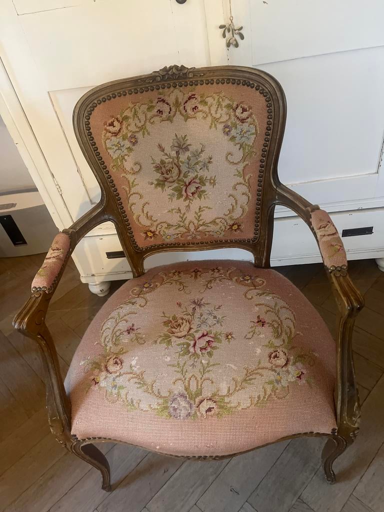 Louis XV stijl fauteuil met geborduurd bloemmotief, Ophalen