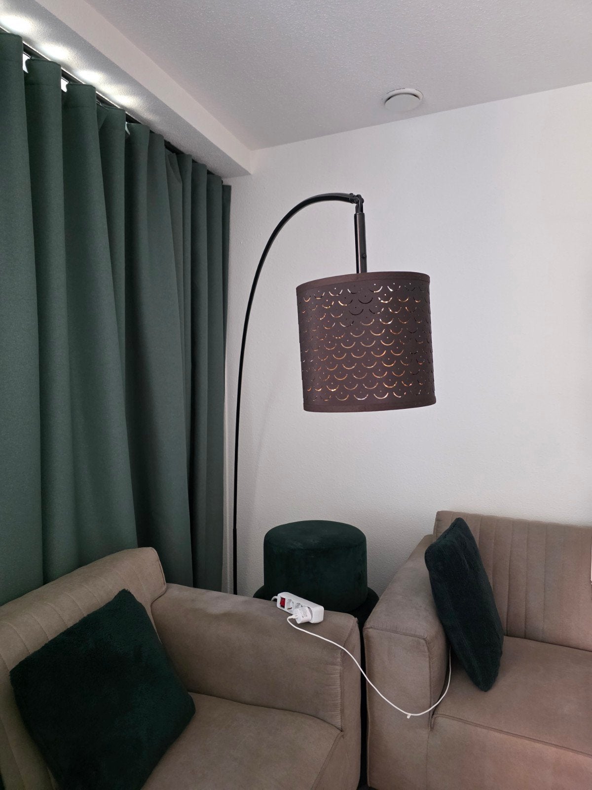 Stijlvolle Booglamp met Bruine Kap - Modern Design, Huis en Inrichting, Lampen | Vloerlampen, Ophalen, Zo goed als nieuw, Stof