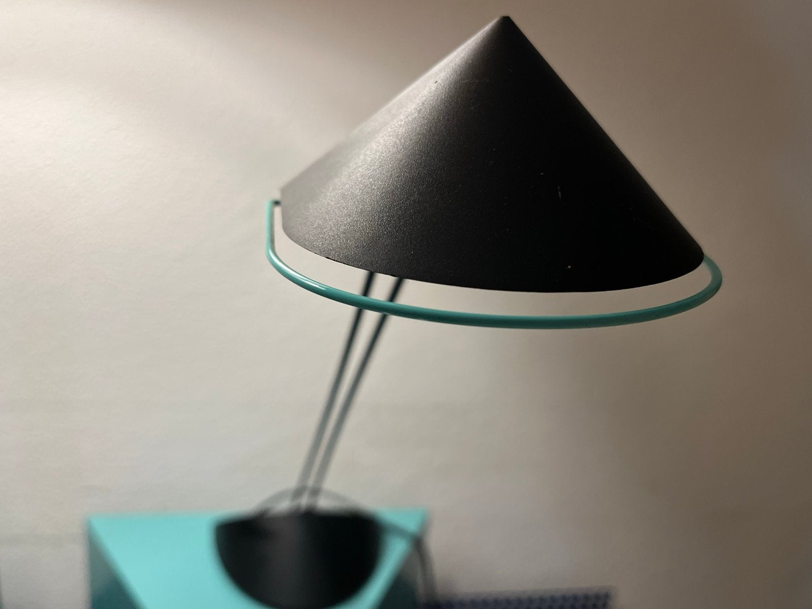 Postmoderne halogeen bureaulamp - Indoor, Gebruikt, Overige merken, Ophalen of Verzenden, Zwart