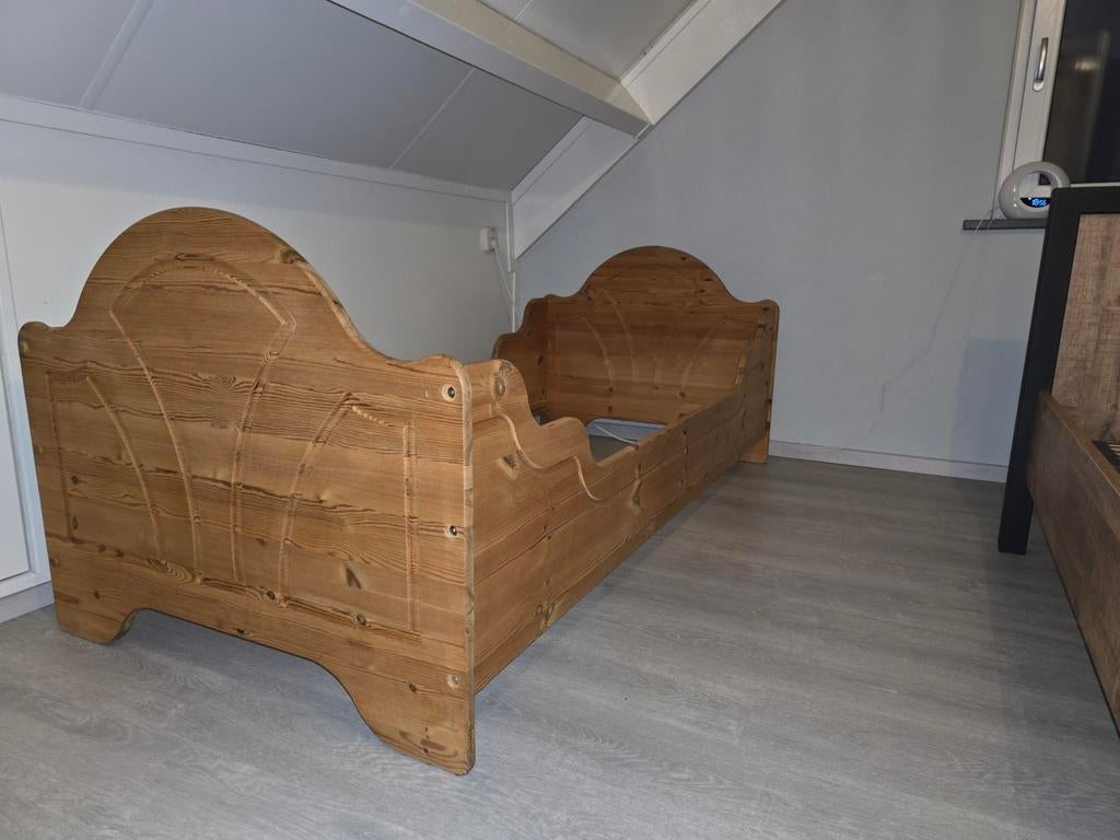 Houten eenpersoonsbed met sierlijke hoofdeinden, Ophalen, Gebruikt, 90 cm, Eenpersoons