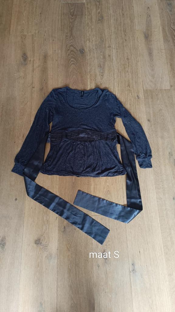 Prachtig grijs shirt met zijden band, Kleding | Dames, Ophalen of Verzenden, Zo goed als nieuw, Lange mouw, Contra