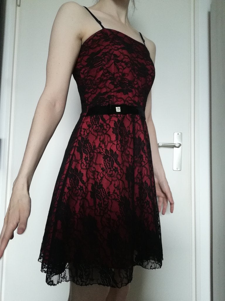 Rode Jurk met Zwart Kant met Bolero, Ophalen of Verzenden, Zo goed als nieuw, Maat 36 (S), Boven de knie