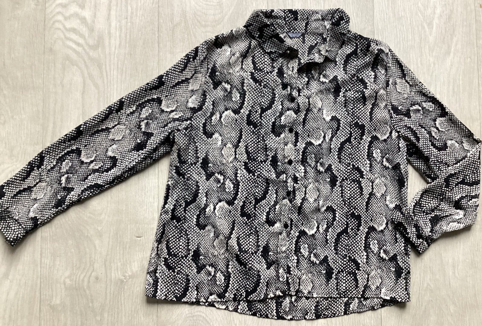 Blouse met slangenprint maat 44 zwart/ wit, Ophalen of Verzenden, Zo goed als nieuw, Maat 42/44 (L), Zwart