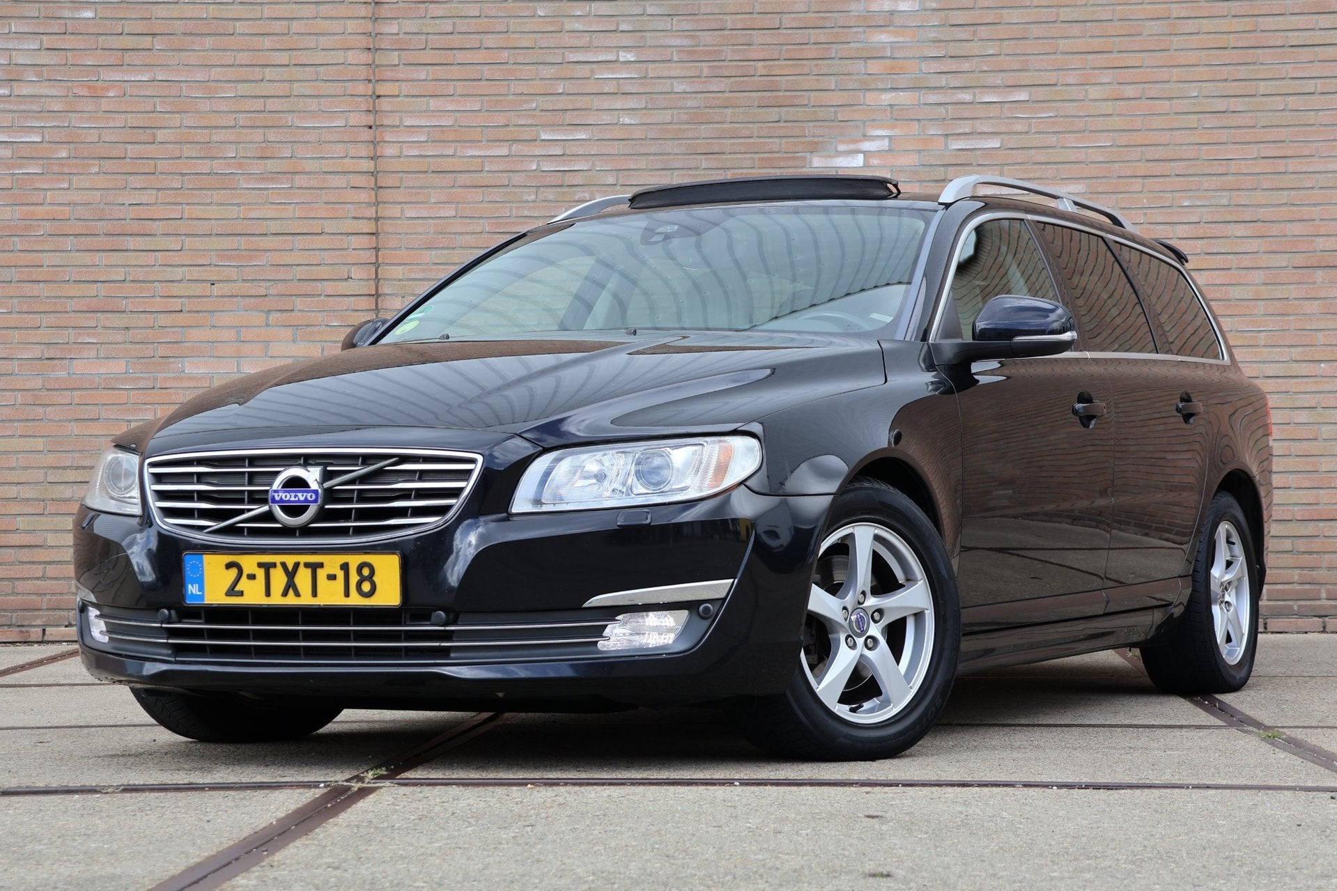 Volvo V70 1.6 D2 Nordic+ |AUT|Pano|Stoelverwrm, Auto's, Volvo, Euro 5, Beige, 4 cilinders, Zwart