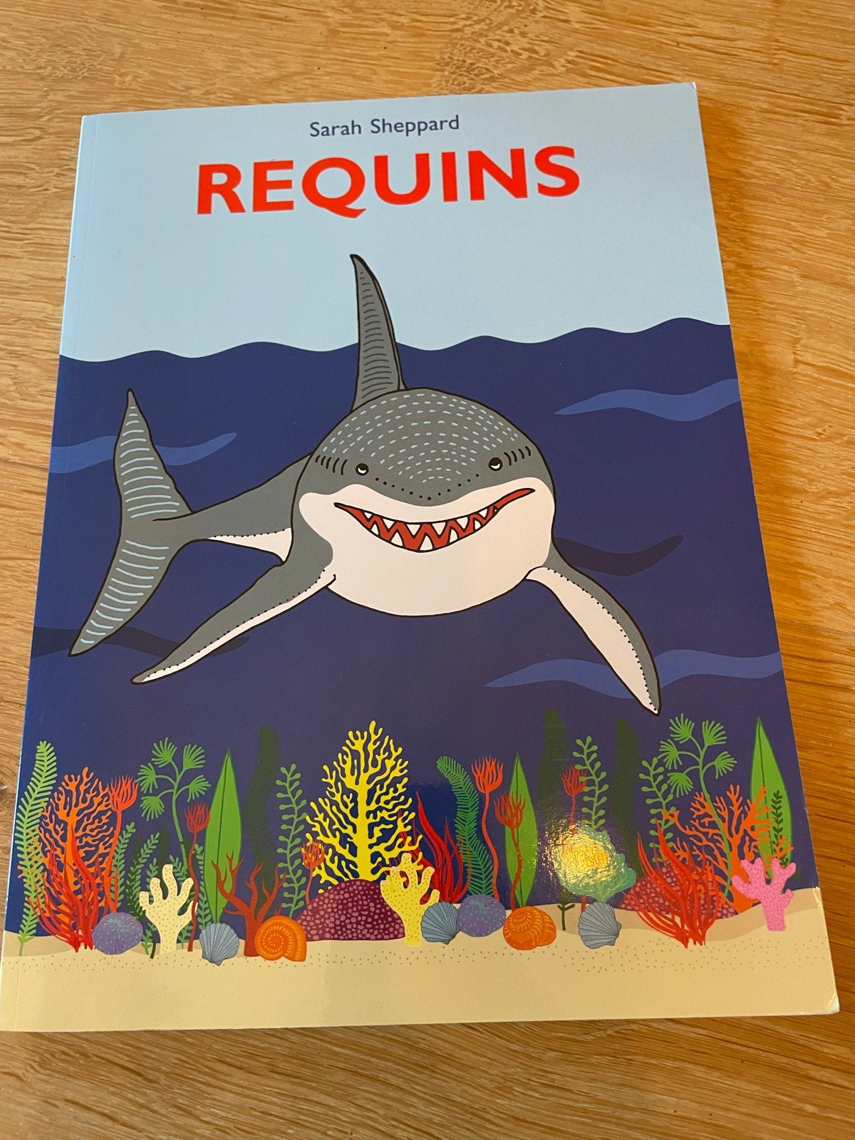 Frans kinderboek over haaien - REQUINS door Sarah Sheppard, Boeken, Ophalen of Verzenden, Zo goed als nieuw, Non-fictie