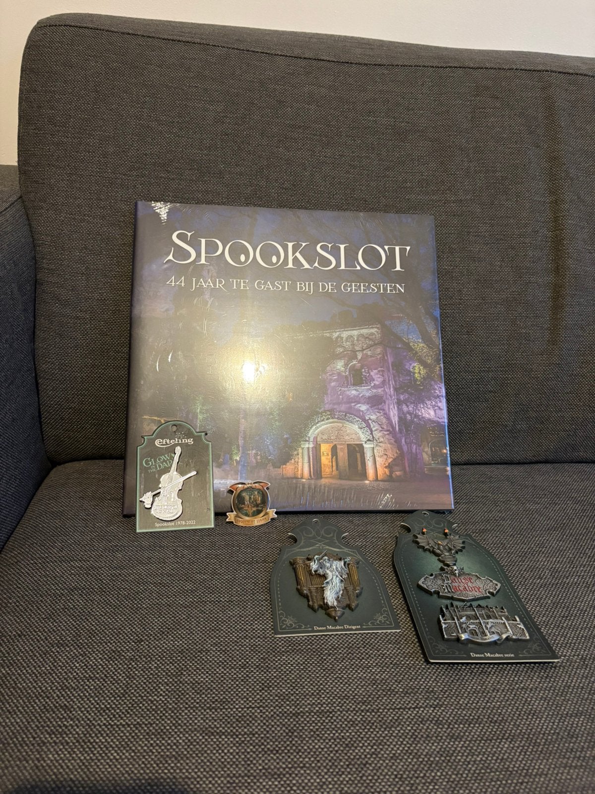 Spookslot / danse macabre set, Ophalen of Verzenden, Zo goed als nieuw, Button of Speldje