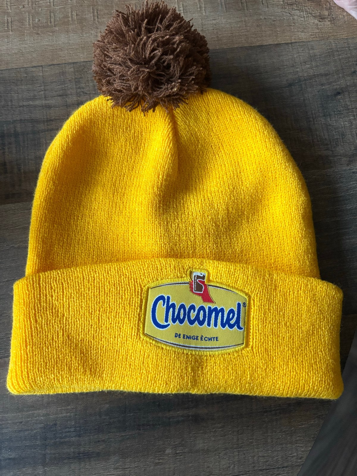Chocomel Muts - Geel met Bruine Pompon, Ophalen of Verzenden, Nieuw, Muts