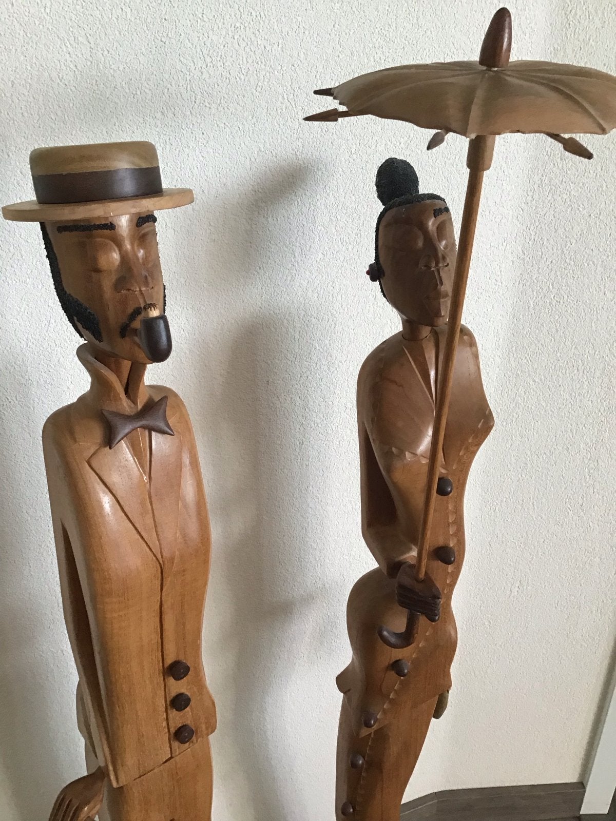 Cubaanse Houten beelden man en vrouw met hoed en paraplu, Antiek en Kunst, Kunst | Beelden en Houtsnijwerken, Ophalen, 50 - 100 cm