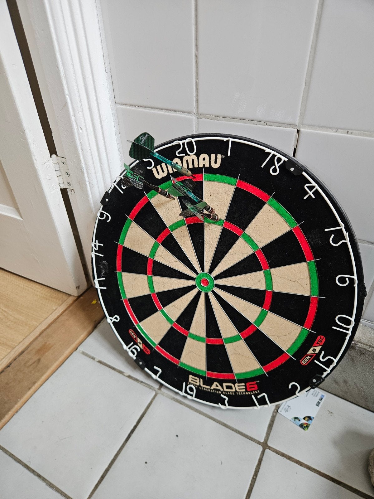 Winmau Blade 6 Dartbord met Darts - Zo goed als nieuw, Sport en Fitness, Ophalen, Zo goed als nieuw, Dartbord met pijlen