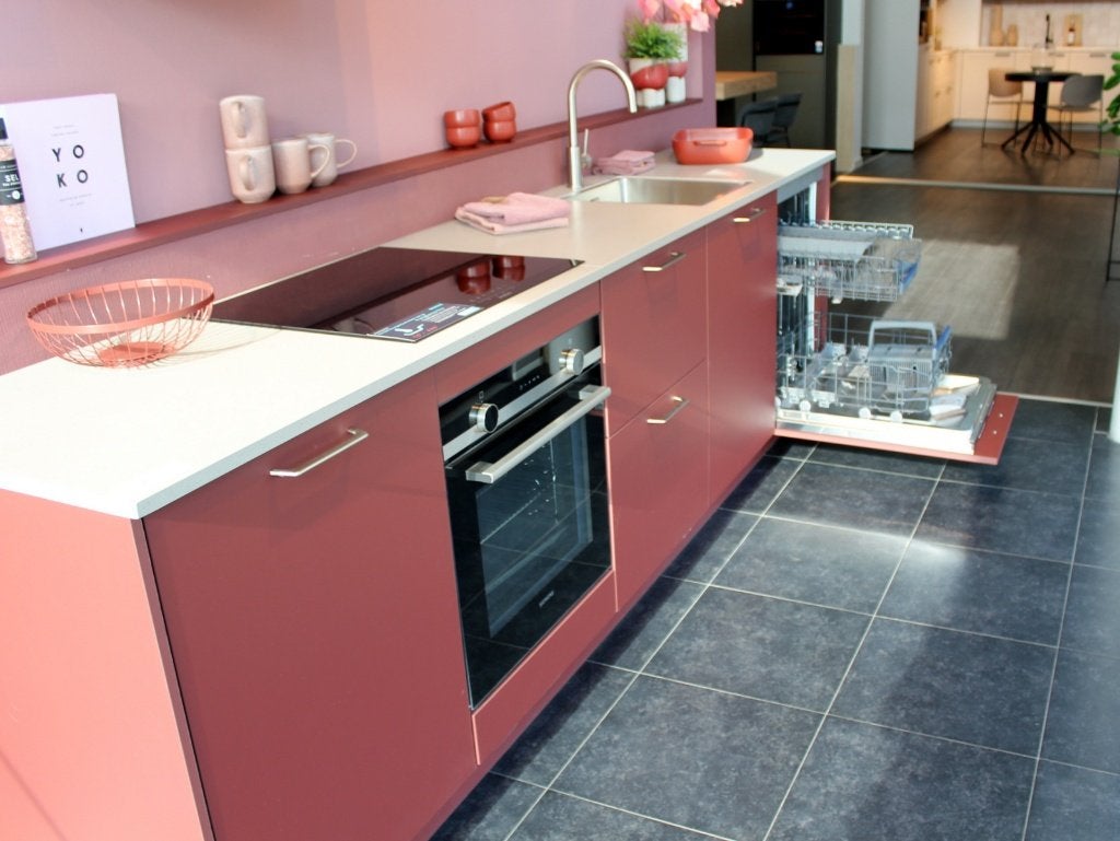 HU2 Designkeuken roestrood met Siemens inbouwapparatuur, Ophalen, Waldstraße 53-57, 33415 Verl  Duitsland, Nobilia-Werke J. Stickling GmbH & Co. KG