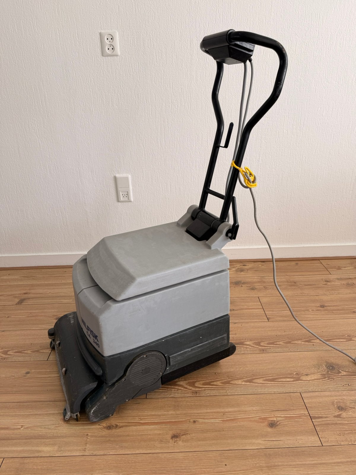 Nilfisk CA 340 Schrobzuigmachine, Ophalen, Zo goed als nieuw, Schrobmachine