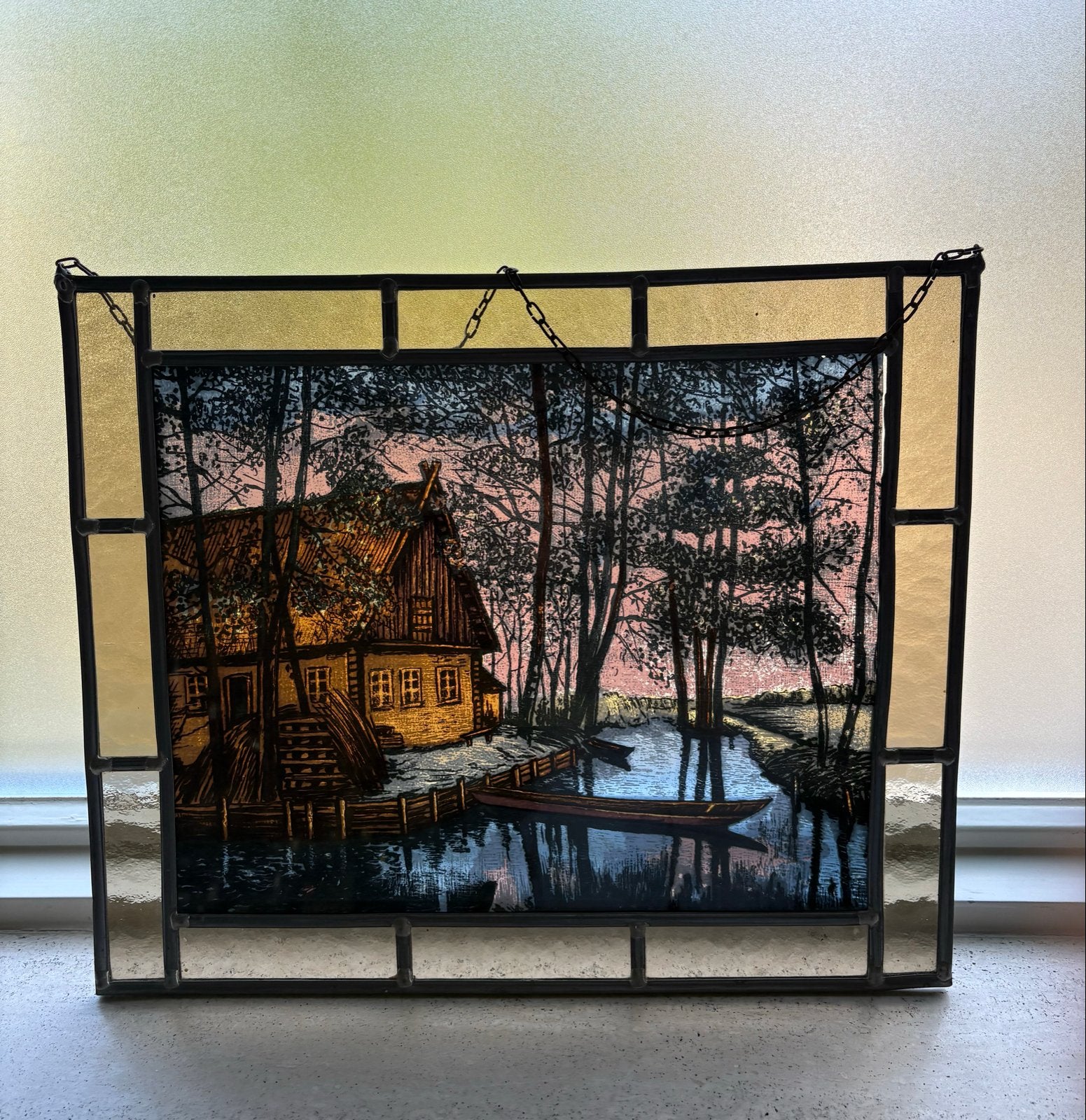 Raamhanger glas en lood met huisje aan het water, Antiek en Kunst, Antiek | Glas en Kristal, Ophalen