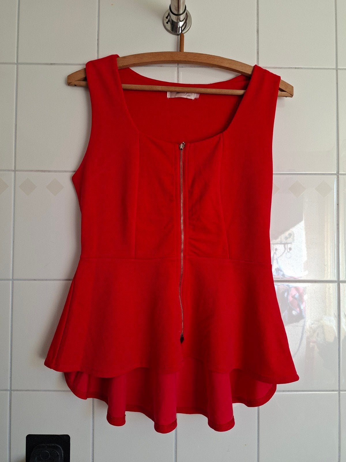 Rode peplum top met rits - Maat M, Maat 38/40 (M), Ophalen of Verzenden, Zo goed als nieuw, Zonder mouw