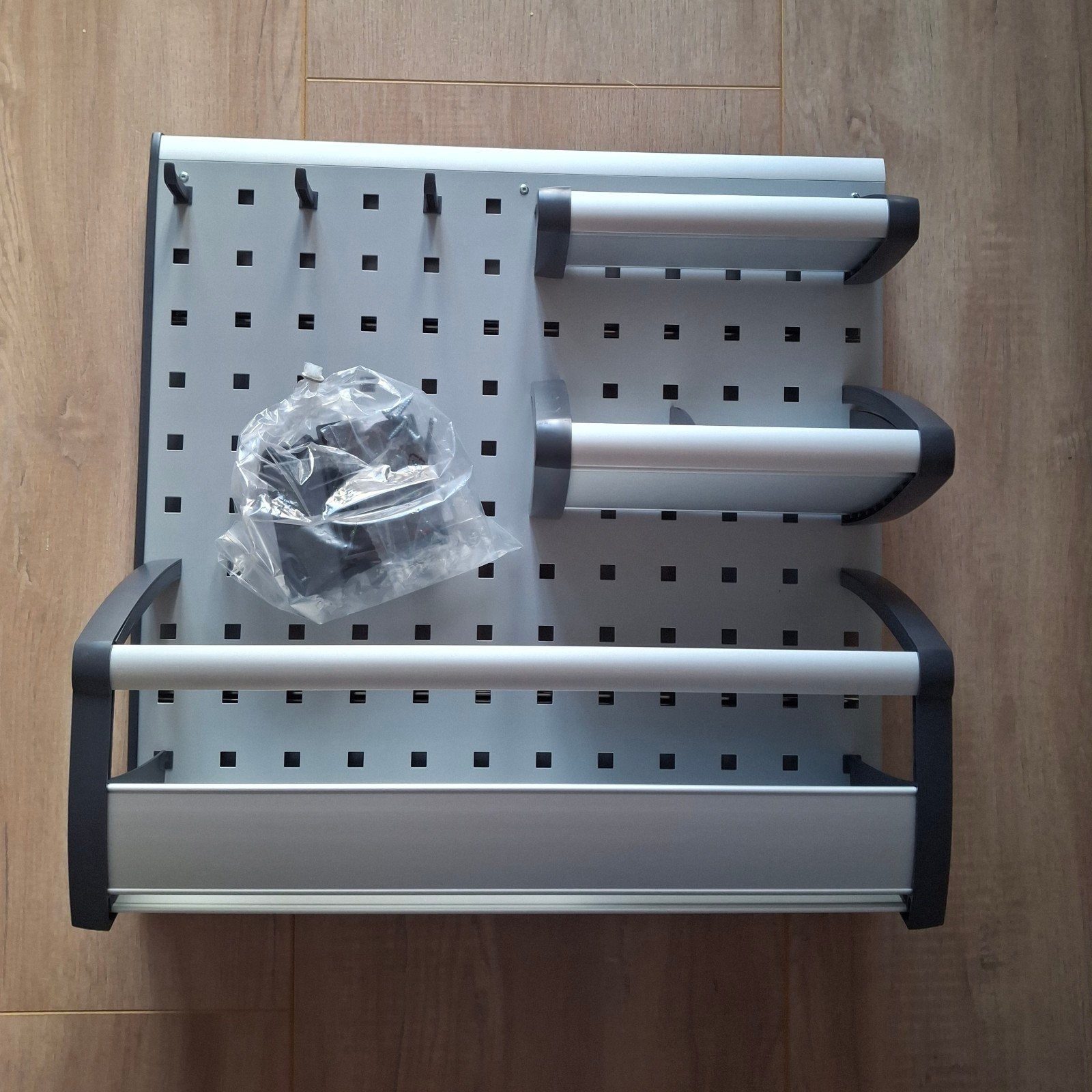 Wandrek met haken en bakjes - Keuken/Werkplaats, Ophalen of Verzenden, Nieuw