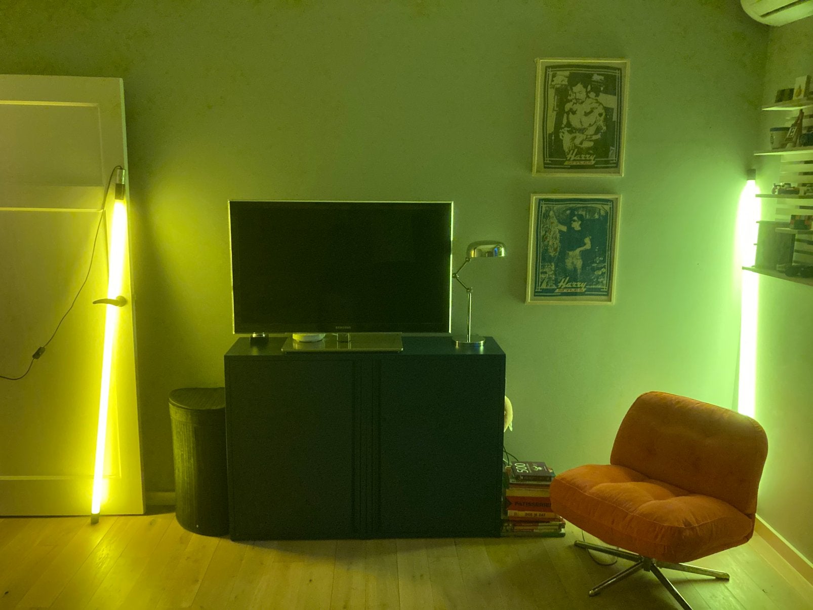 Twee neon tube lampen (geel / groen), Ophalen
