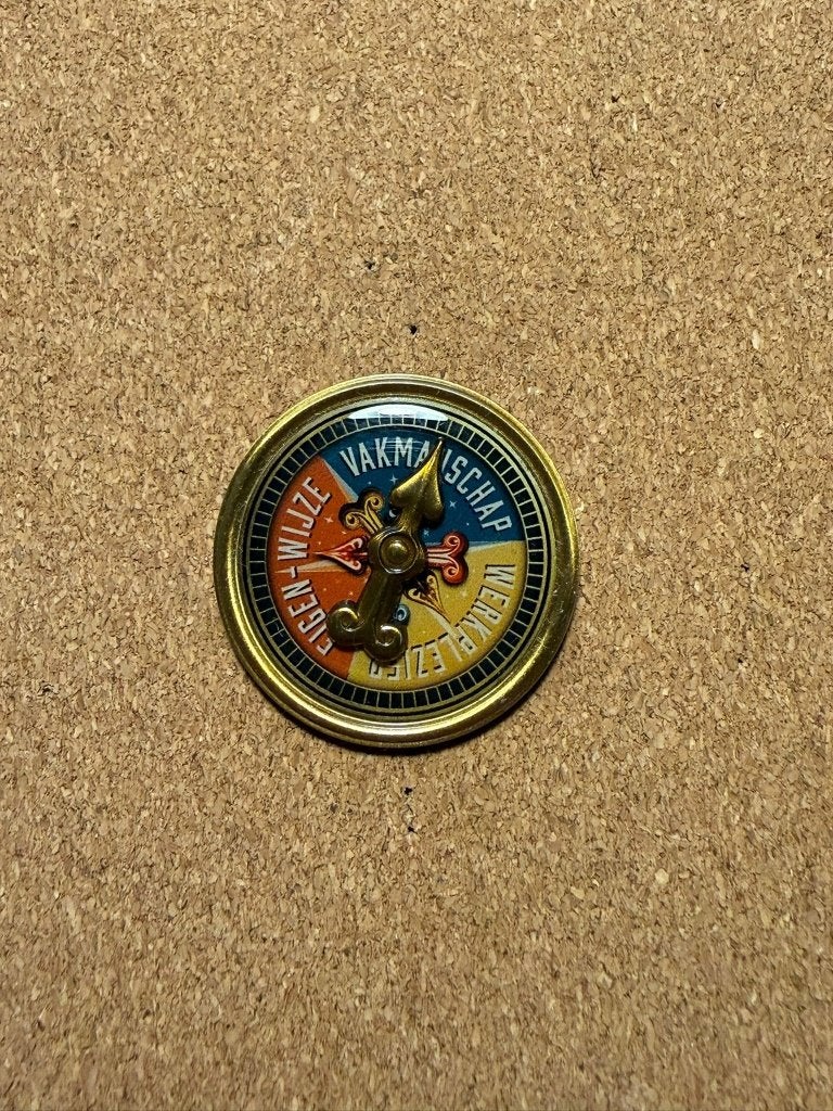 Efteling personeelspin | Kompas, Verzenden, Zo goed als nieuw, Button of Speldje