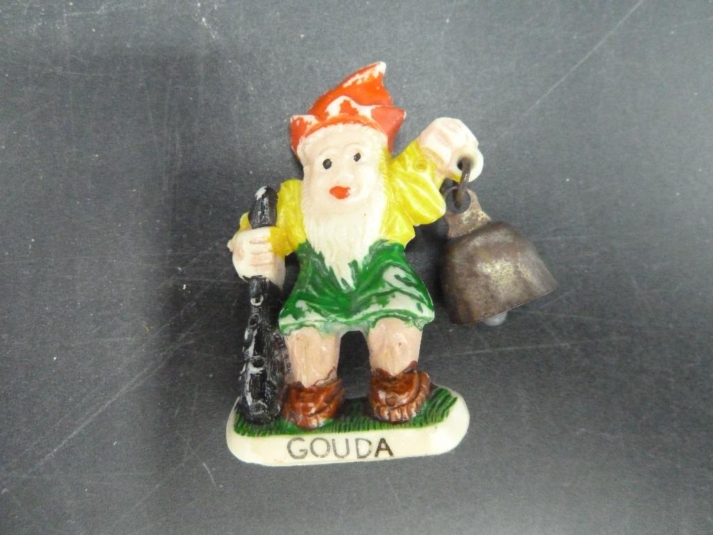 Vintage celluloid souvenir broche kabouter met bel Gouda, Ophalen of Verzenden, Nieuw, Overige materialen