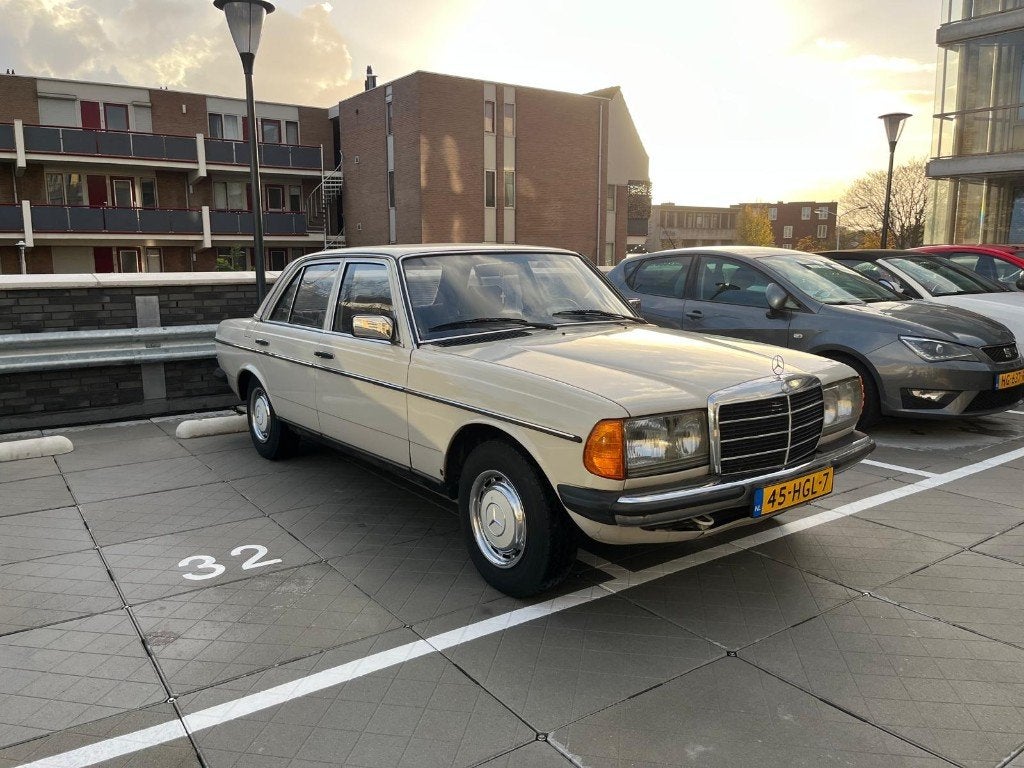 Mercedes-Benz W123 2.0 Benzine/LPG 1982, Auto's, 1416 kg, 680 kg, 4 cilinders, Leder en Stof