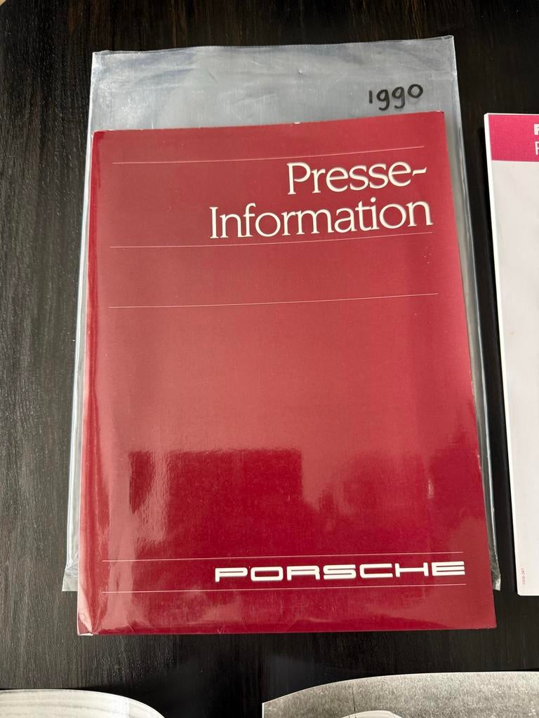 Porsche persmap 1990 origineel met foto’s, Boeken, Ophalen of Verzenden, Gelezen, Porsche