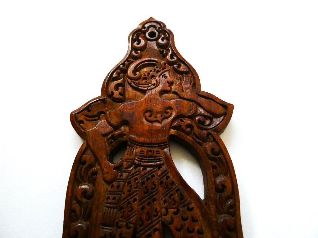 Een houtgesneden luciferhouder met Wayang figuur luciferdoos, Houtsnijwerk, Ophalen of Verzenden, Handgemaakt, 20 - 50 cm