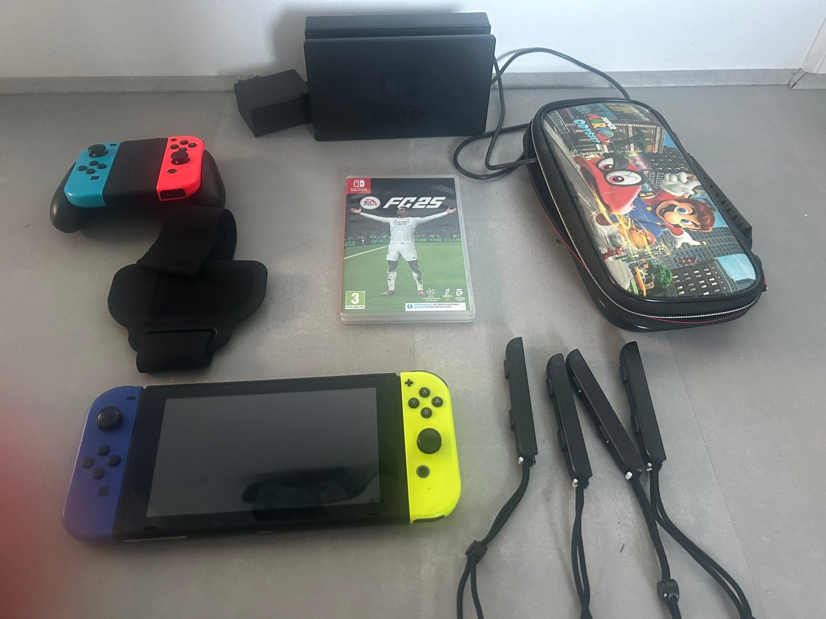 Nintendo Switch met 4 controllers, dock, etui en 1 game, Spelcomputers en Games, Spelcomputers | Nintendo Switch, Ophalen, Zo goed als nieuw