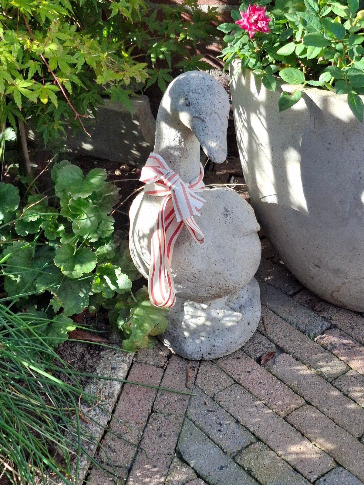 Stenen tuingans met strik - decoratief beeld, Tuin en Terras, Ophalen, Gebruikt, Beton, Dierenbeeld
