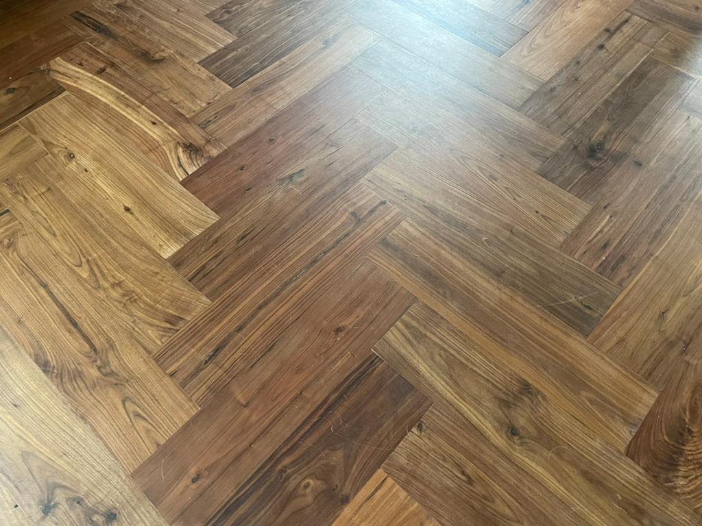 Notenhout vloer visgraat ongeveer 30m2, Ophalen, Zo goed als nieuw, 75 m² of meer, Parket