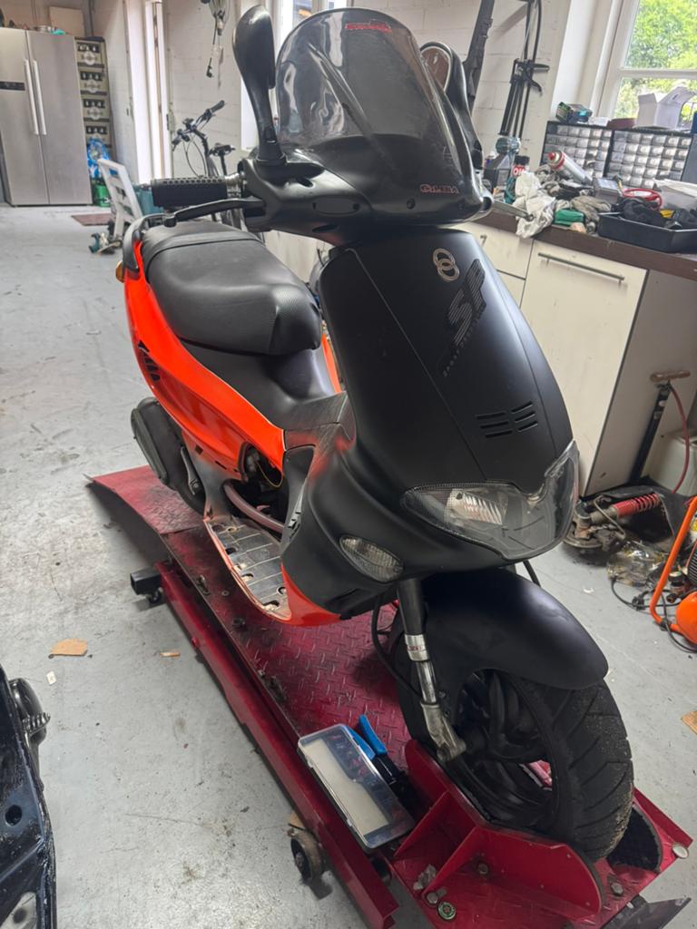 Gilera runner 180 brom, Fietsen en Brommers, Scooters | Piaggio, Ophalen, Zo goed als nieuw, Tweetakt, Overige modellen