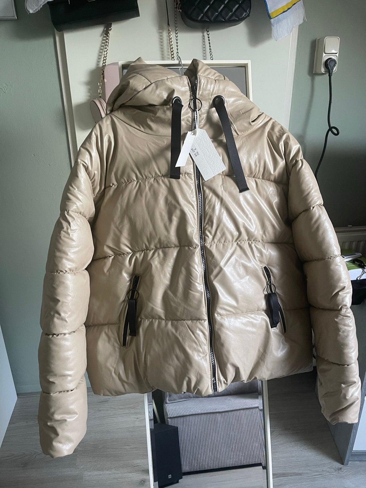 Softu beige jas maat L nieuw met prijskaartje, Ophalen of Verzenden, Nieuw, Maat 42/44 (L), Beige