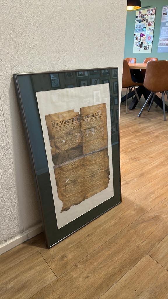 Ingelijste voorpagina Haagsch Courant, Ophalen of Verzenden, Zo goed als nieuw, Minder dan 100 cm, Rechthoekig