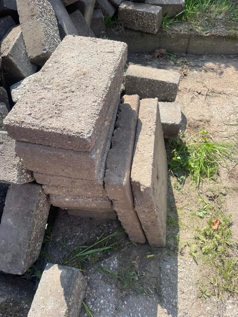 Betonklinkers 2 hele klinkers en 9 halve klinkers, Ophalen, Zo goed als nieuw, Beton, Klinkers