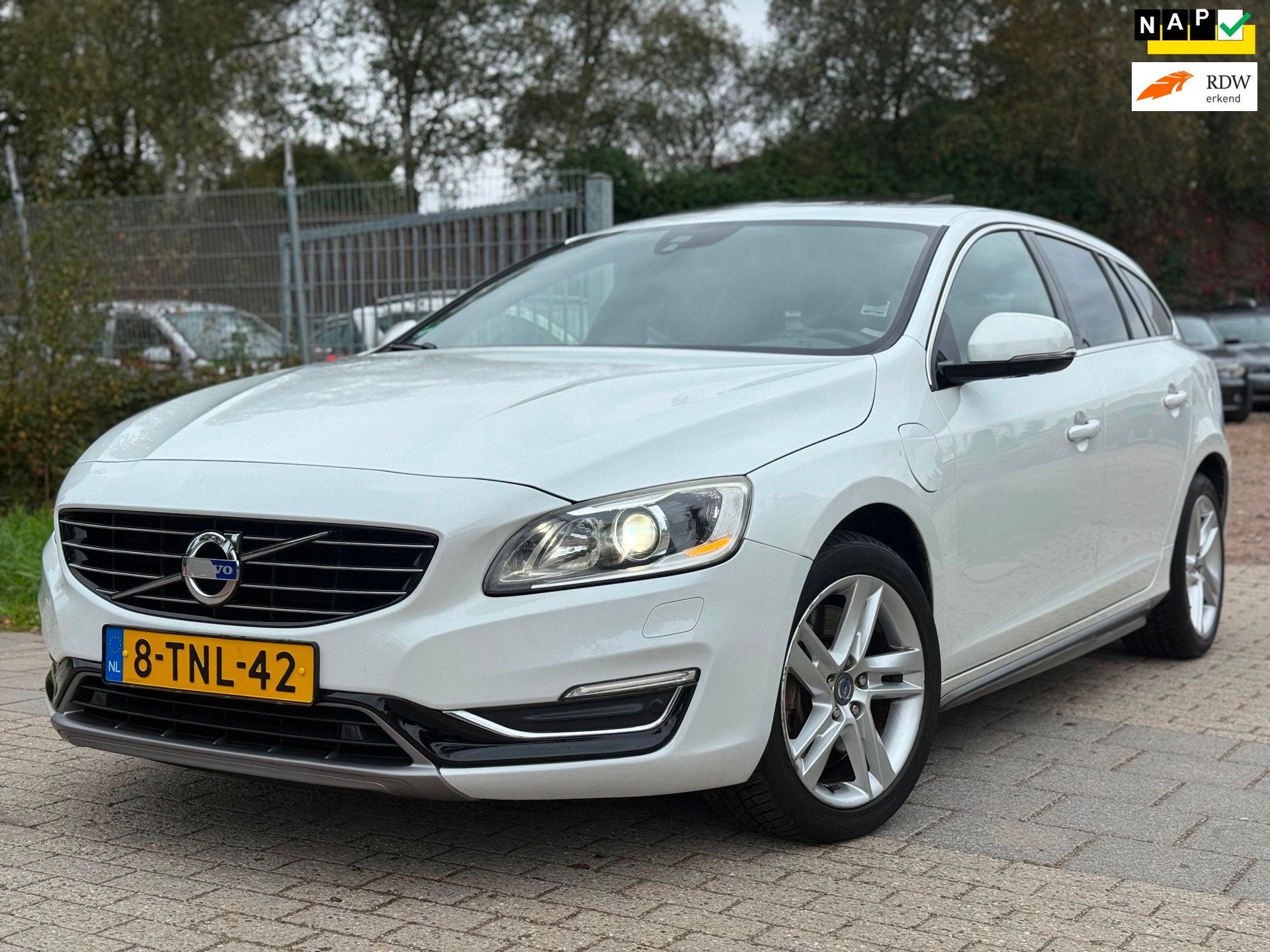 Volvo V60 2.4 D6 AWD Plug-In Hybrid Summum VOL ONDERHOUDEN, Auto's, Automaat, Xenon verlichting, Wit, Vierwielaandrijving