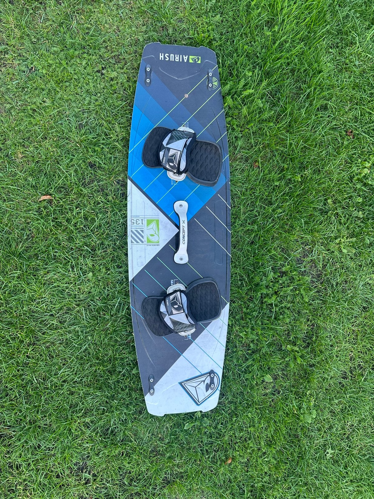Airush Kiteboard 135 - Compact board met lichte schade, Ophalen of Verzenden, Gebruikt, Overige typen, Met vinnen