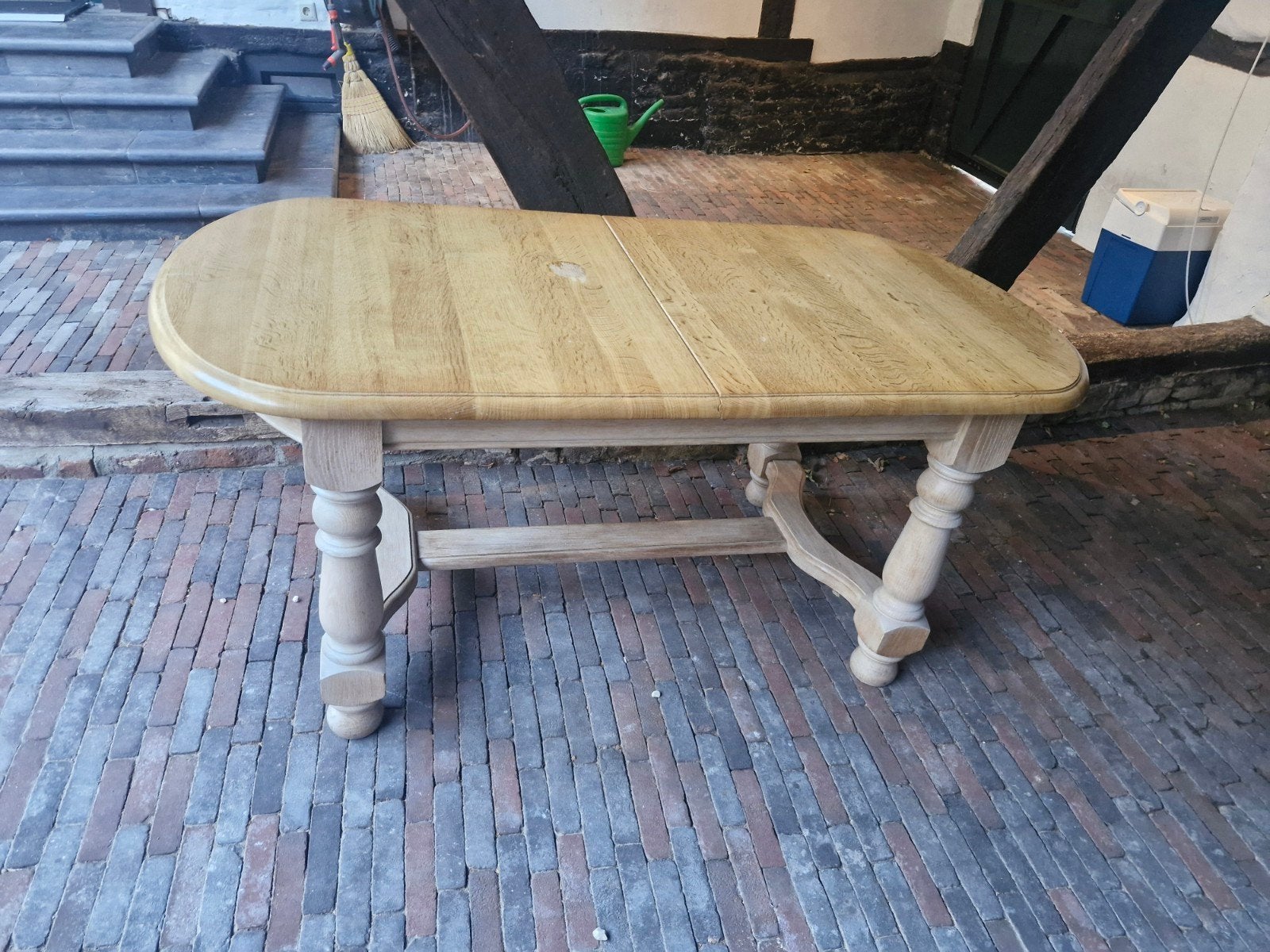 Eikenhouten eettafel., Ophalen