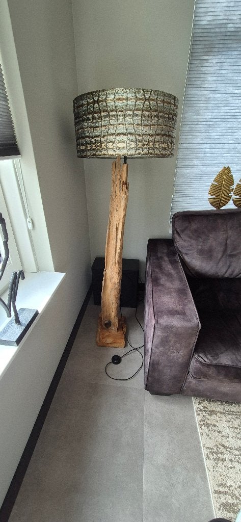 Robuuste boomstam vloerlamp met krokodillendesign kap, Ophalen, Zo goed als nieuw, Hout, 150 tot 200 cm
