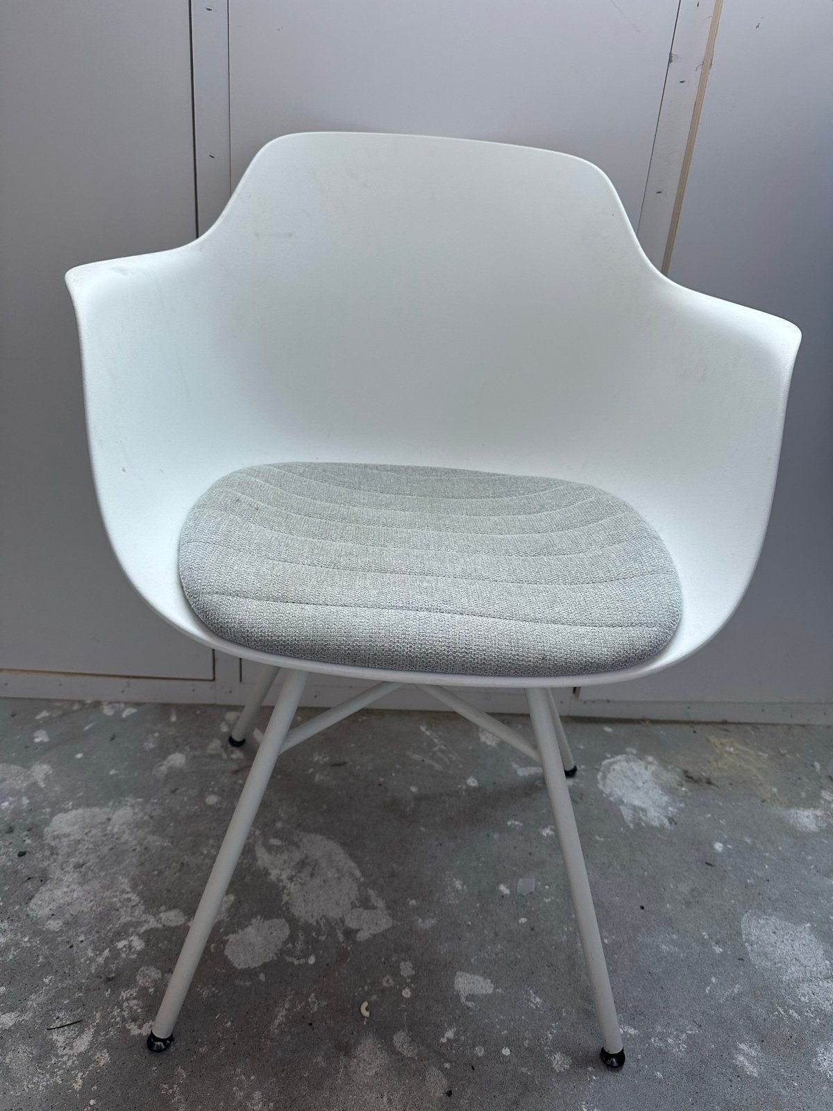 Witte kuipstoel met grijs zitkussen, Ophalen, Kunststof, Gebruikt, Wit