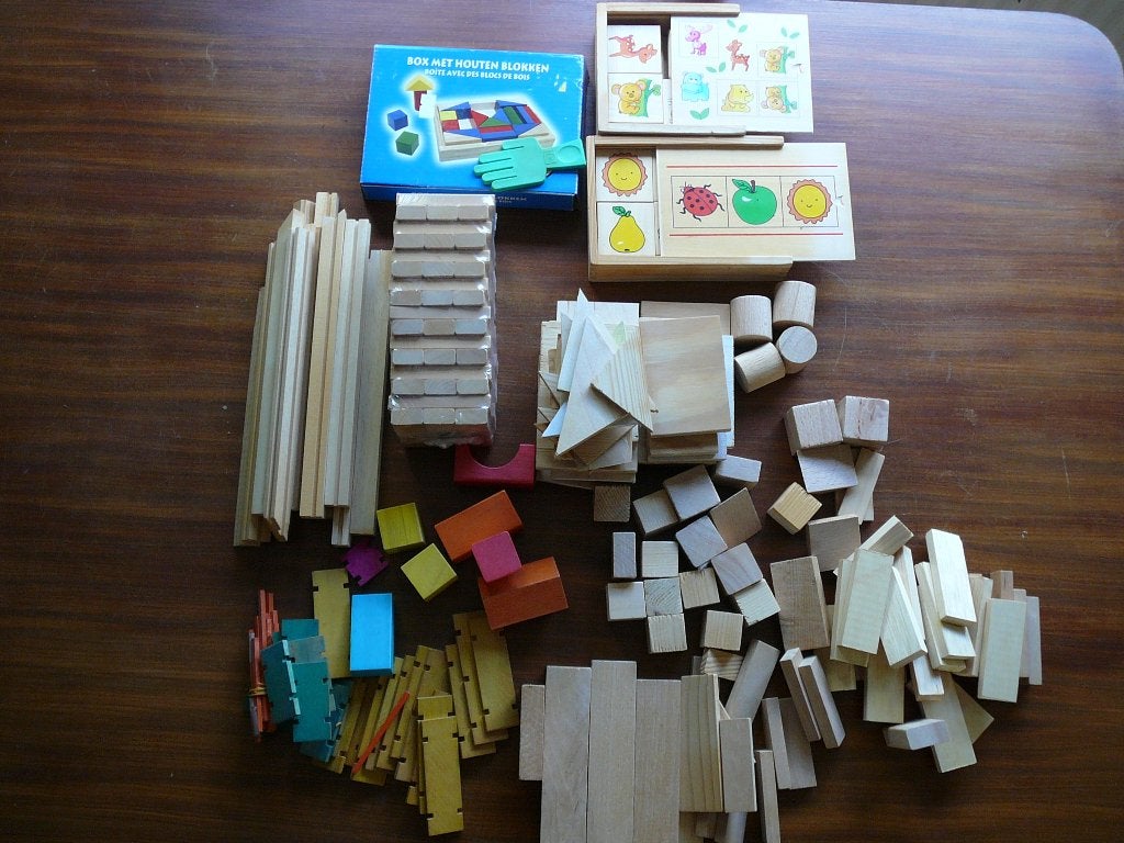 Doos met houten blokken, knutselmateriaal en kinderspellen, Hobby en Vrije tijd, Ophalen, Gebruikt, Hout, Knutselmateriaal