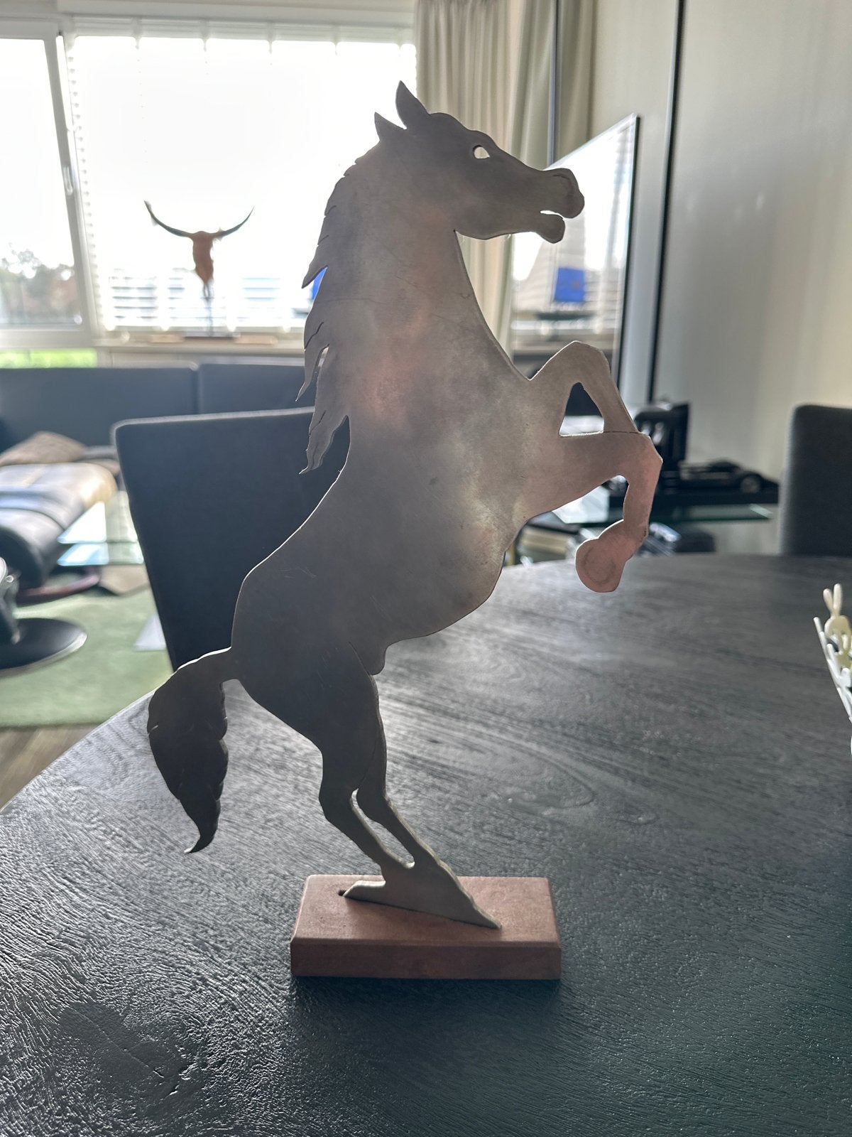 Ferrari/ Porsche Metalen paard op hout - Decoratief beeld, Ophalen of Verzenden, Zo goed als nieuw, Zilver, Metaal