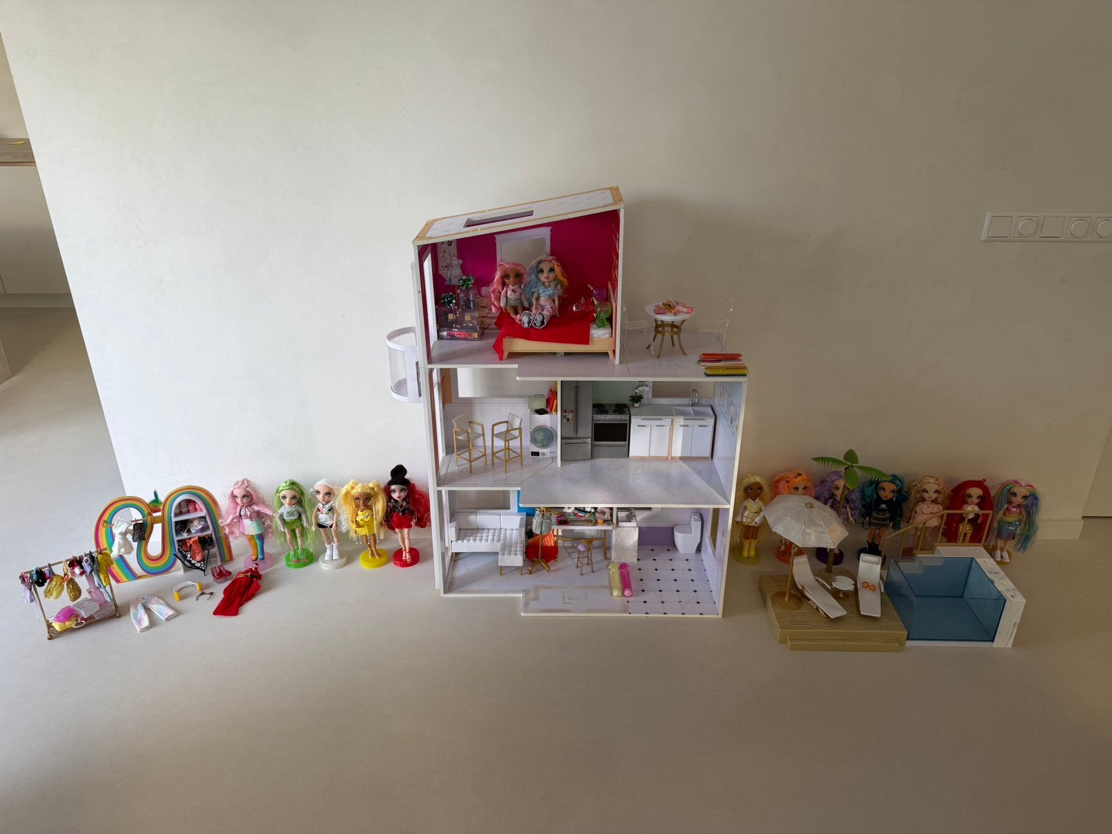 Rainbow High poppenhuis, zwembad, accessoires, poppen etc., Ophalen, Zo goed als nieuw, Poppenhuis