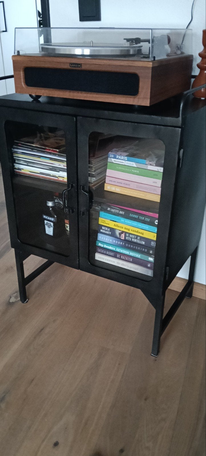 kastje, zwart ijzer met glazen deurtjes, Ophalen, 50 tot 100 cm, Zo goed als nieuw, Minder dan 100 cm