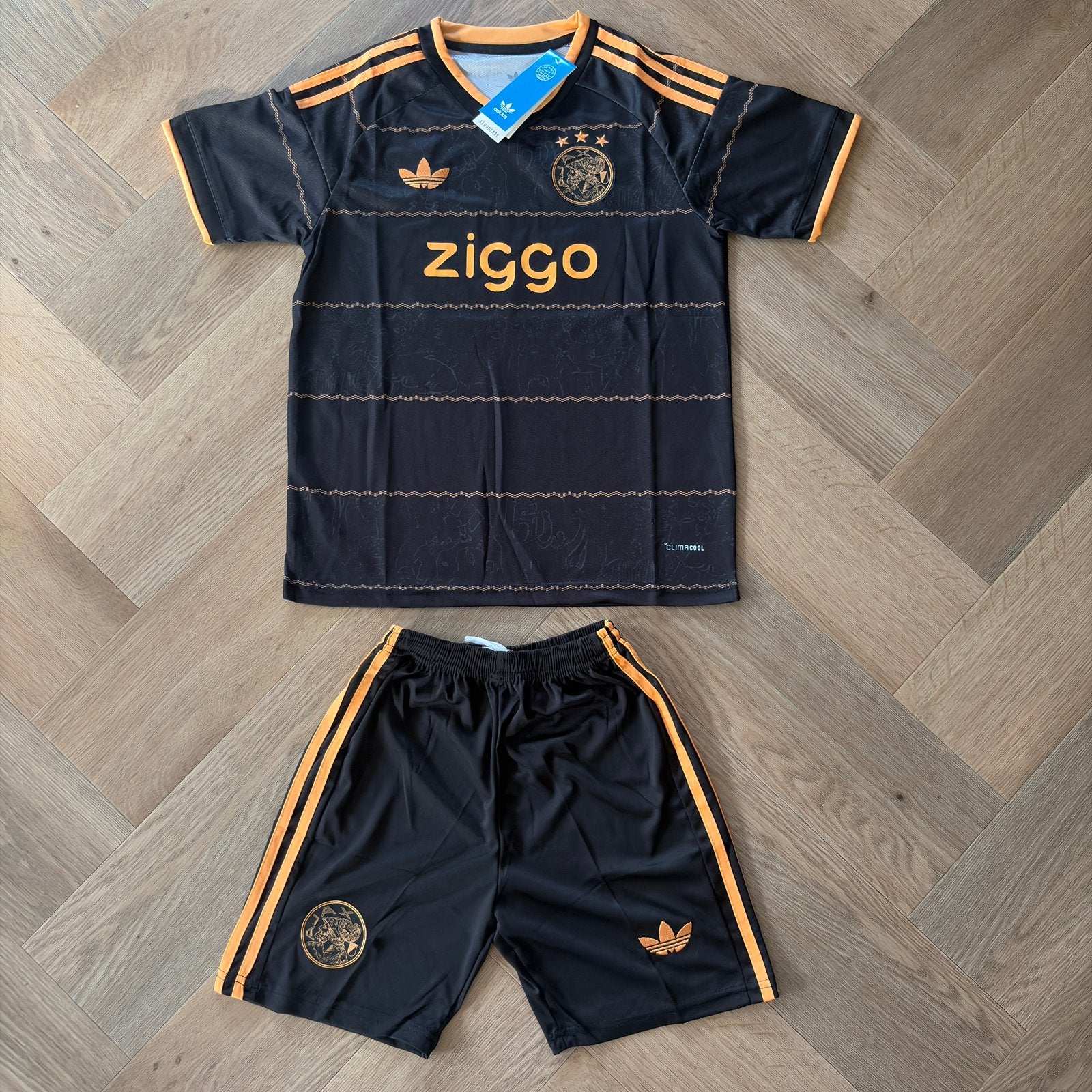 Ajax Uittenue Zwart/Goud 26/27 Nieuw - Diverse maten, Sport en Fitness, Voetbal, Maat XS of kleiner, Ophalen of Verzenden, Nieuw