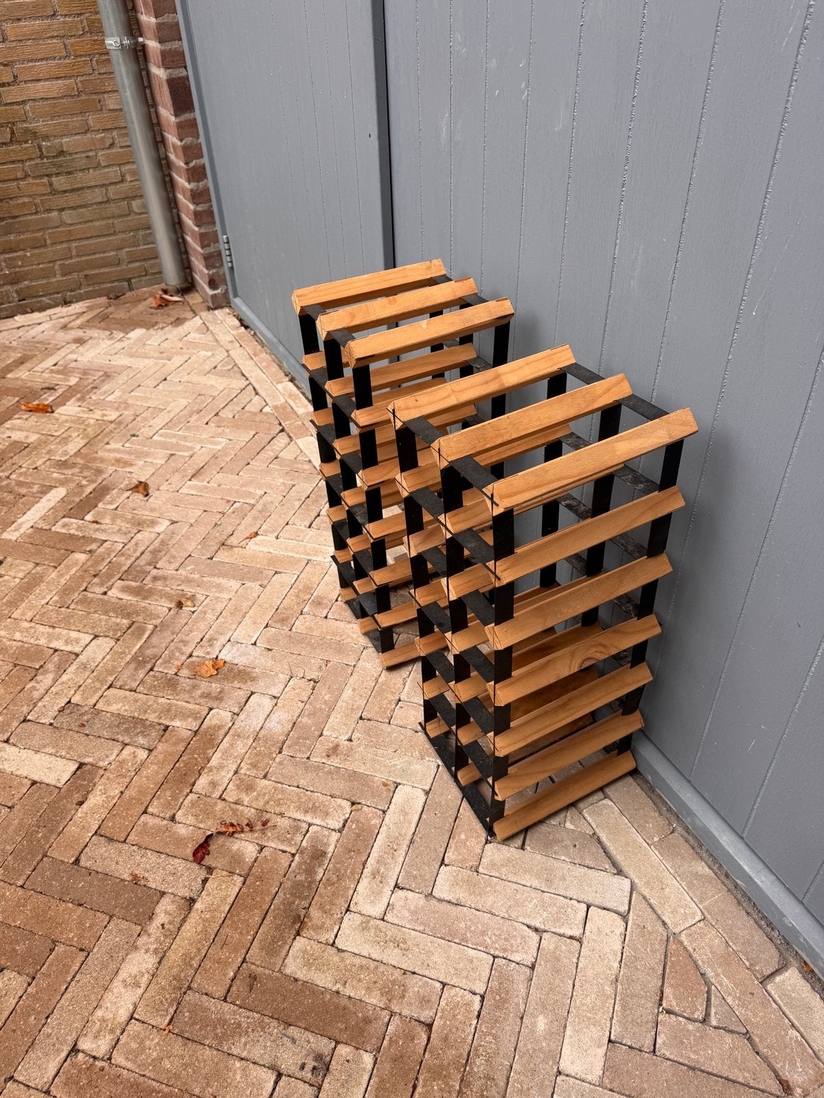 Twee stevige wijnrekken van hout en metaal, Ophalen, 50 – 75, 15 tot 25 flessen, Zo goed als nieuw