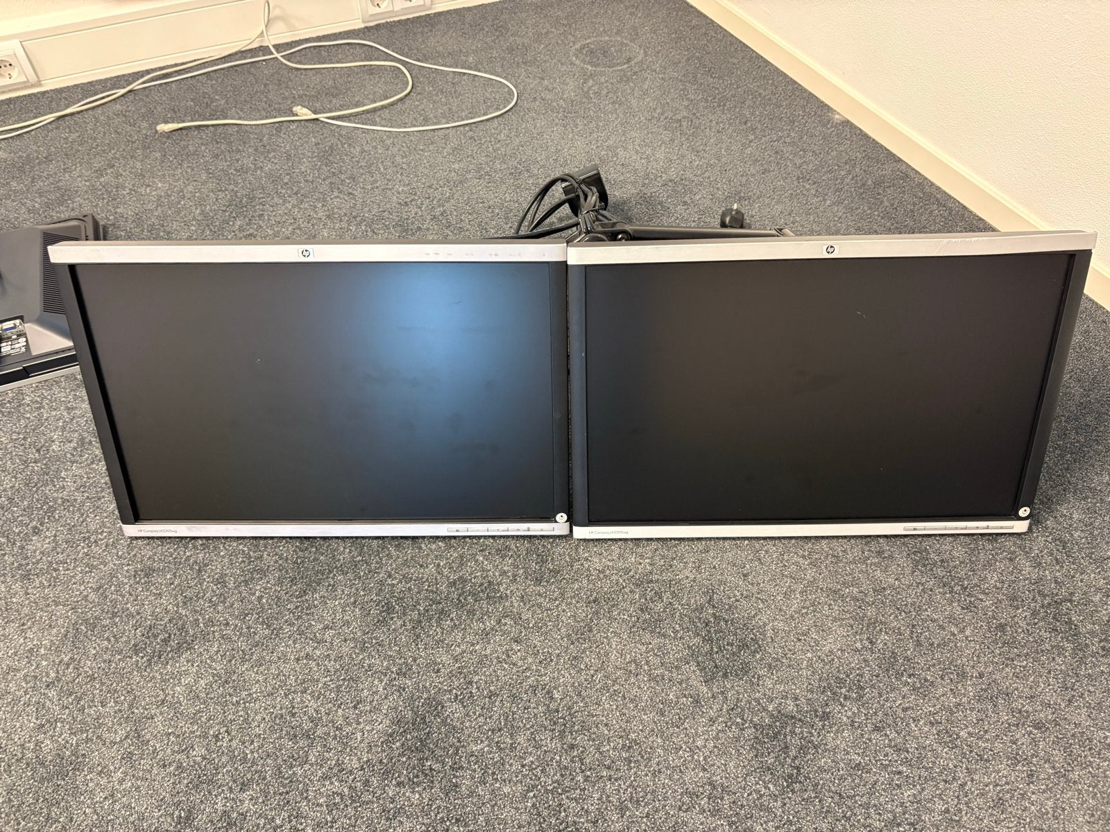 HP LA2205wg monitor (2 stuks) met dubbele monitorarm, Gebruikt, In hoogte verstelbaar, Full HD, Ophalen of Verzenden