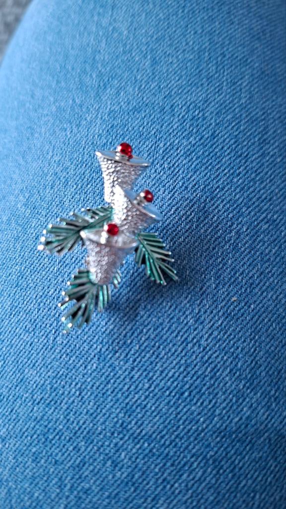Kerstbroche met rode steentjes, Sieraden, Tassen en Uiterlijk, Broches, Overige materialen, Gebruikt, Minder dan 4 cm, Ophalen of Verzenden