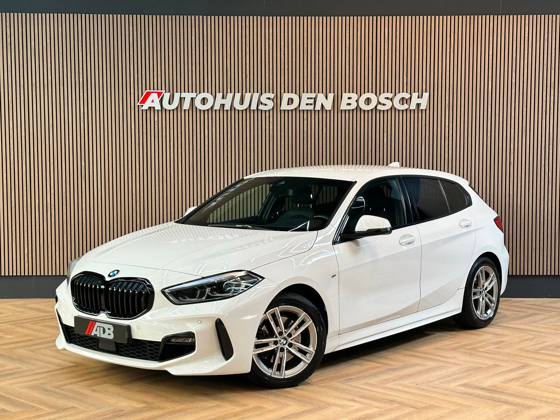 BMW 1-serie 116i Executive - Ambiance - M Sport, Auto's, BMW, Gebruikt, Wit, Bedrijf, Handgeschakeld