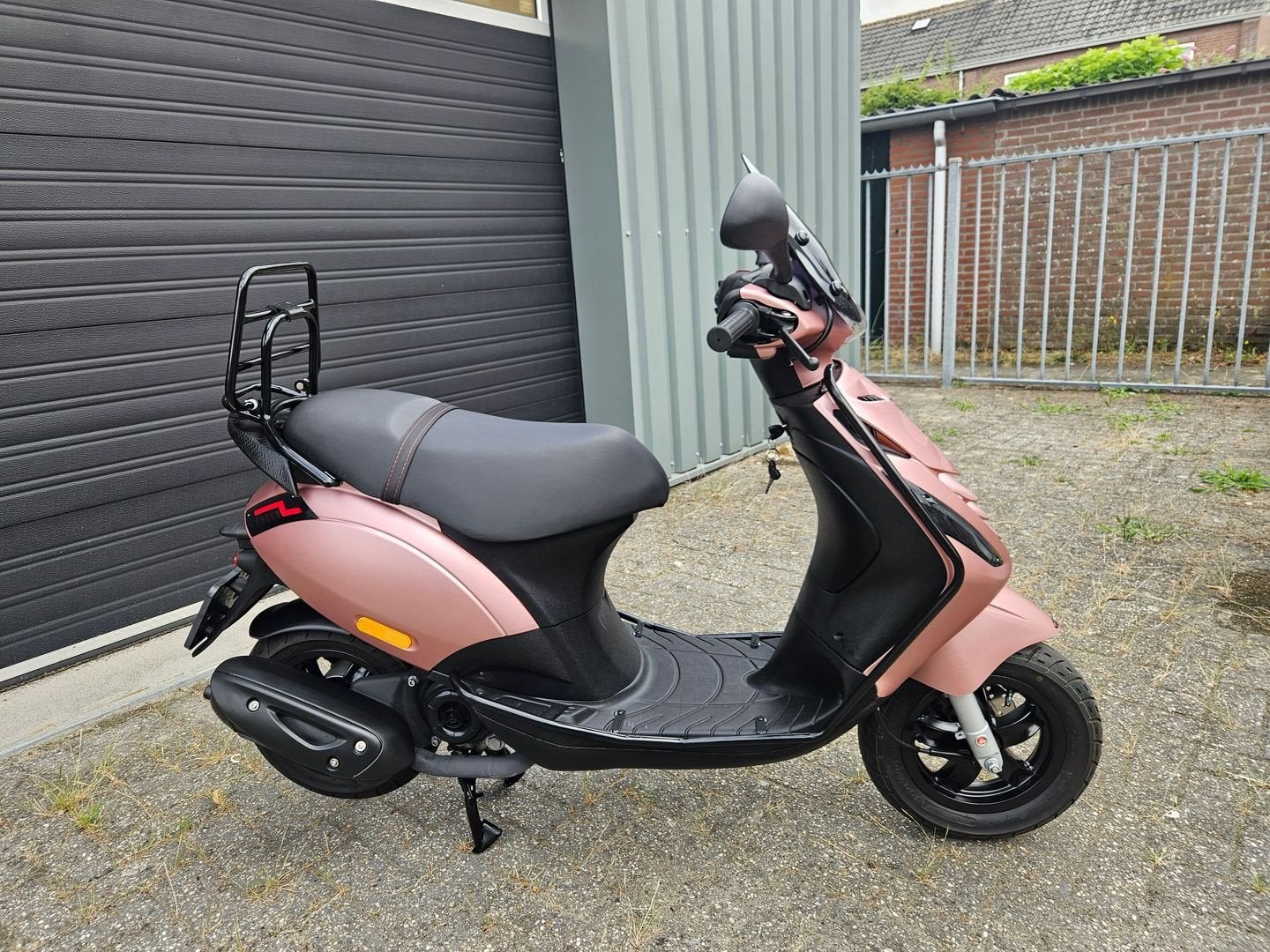 PIAGGIO ZIP 4T E5 BROM BJ 2024 ROSE 2582 KM + OPTIES, Maximaal 45 km/u, Onbekend, Ophalen of Verzenden, Zo goed als nieuw