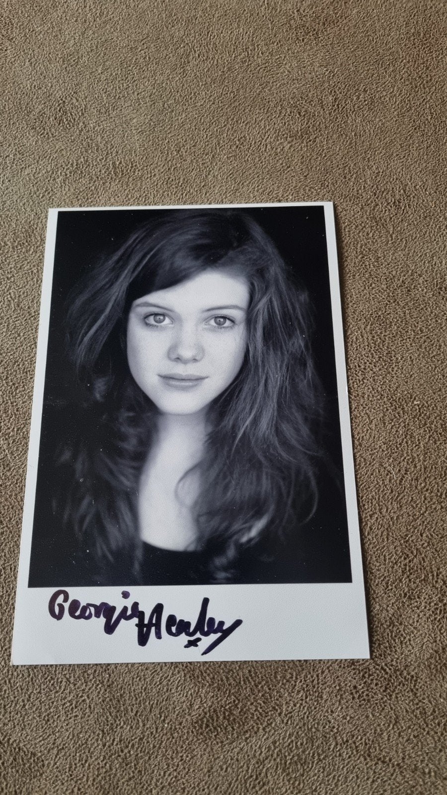 Gesigneerde foto Georgie Henley (Narnia), Verzamelen, 1980 tot heden, Foto, Ophalen of Verzenden, Zo goed als nieuw
